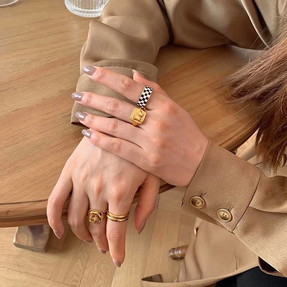 Silhouette signet ring, gold signet ring, stacking gold ring, square band ring - Picture 4 of 4